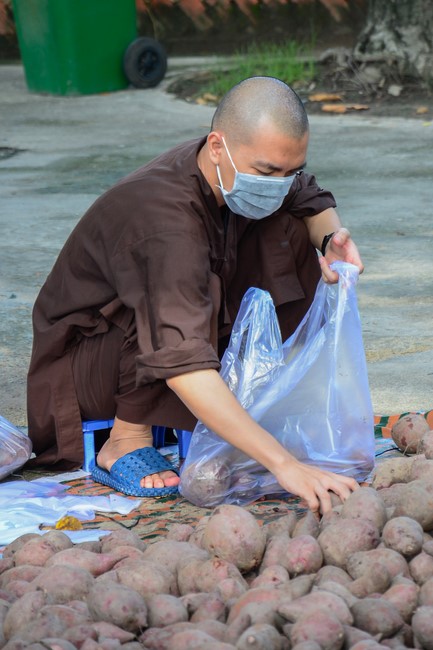 Continuing to support people in need in the Covid-19 pandemic of Hoang Phap Pagoda (series 2)